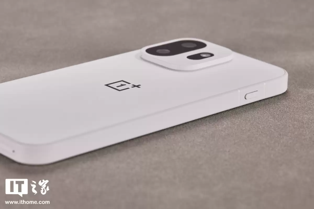 一加 15T 治愈白巧配色图赏：纯粹的白，温柔的沙