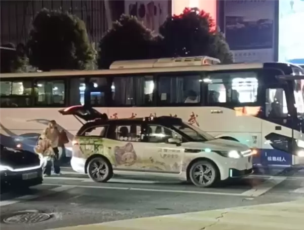 多辆萝卜快跑行驶中突然停车 武汉交警通报：系统故障所致