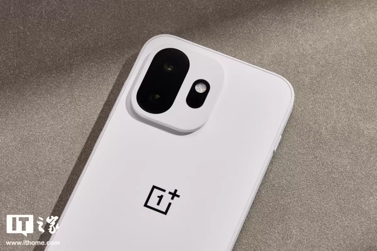 一加 15T 治愈白巧配色图赏：纯粹的白，温柔的沙