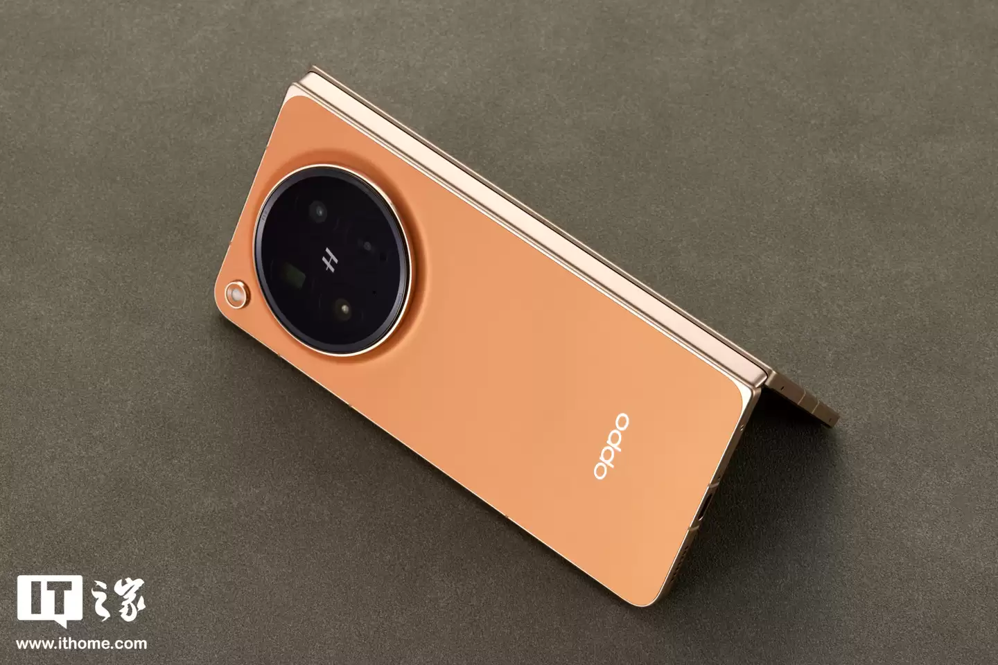 OPPO Find N6 图赏：号称“全球最平整折叠手机”，无感折痕，久用平整