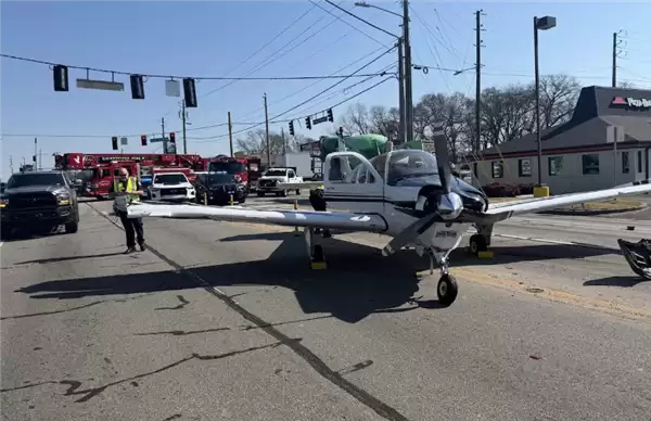 现实版GTA！美国一架飞机在公路上紧急迫降 后车拍下惊险全程