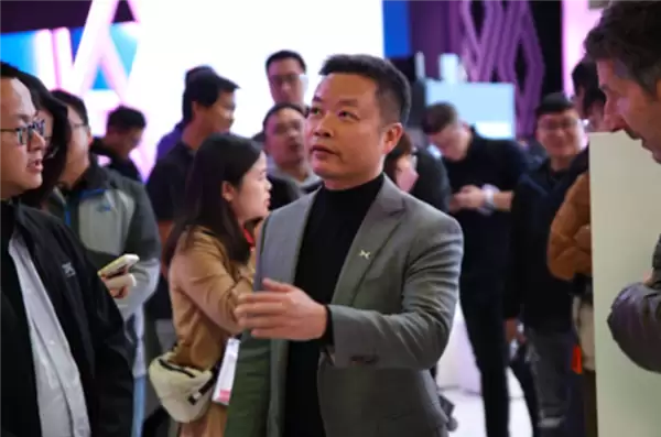 何小鹏回应4个小孩横躺马路:第二代VLA识别后减速 否则不堪设想