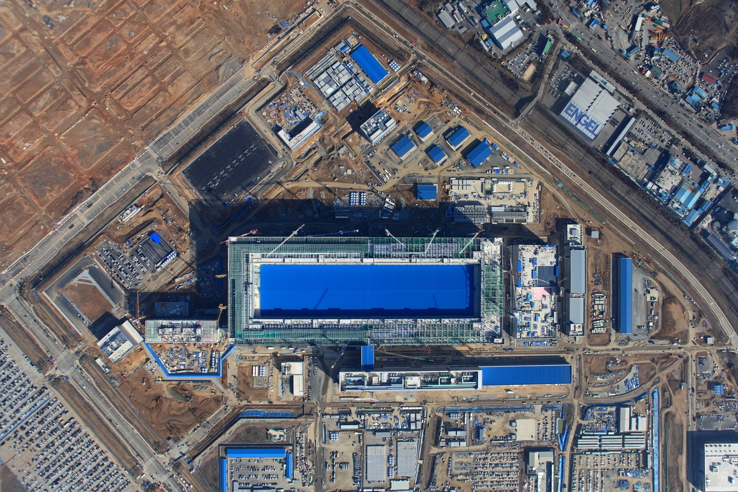 消息称三星电子为平泽 P5 晶圆厂 PH1 阶段下达 70+ 台光刻机订单