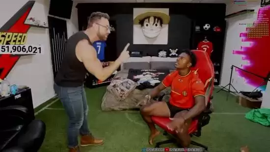 甲亢哥遭WWE选手LA骑士突袭制裁，直播中断引爆剧情?