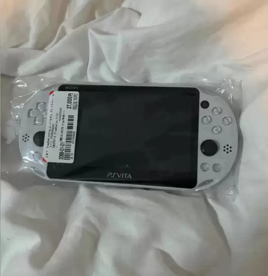 女友赴日寻觅赠白色PSVita，诚意礼物见证甜蜜婚约筹备