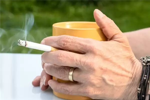香港禁烟再升级：游客也不能带、公共场所只带不吸也违法