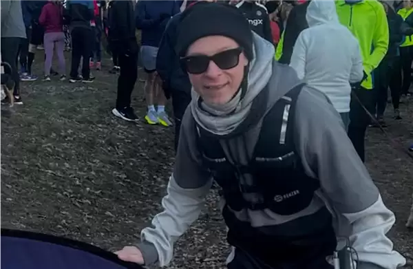 视障艺术家戴Meta眼镜挑战全马:全球志愿者远程语音导航创纪录