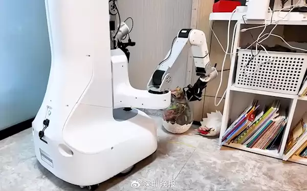 绝活太多！我国首个机器人保姆正式上岗：短短一天内订单被刷爆