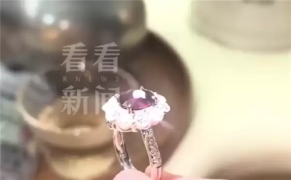 近20万戒指被1.5折误售 店主跟踪买家后遭反怼：商品出门不退换