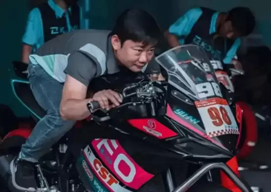 张雪机车820RR因安全禁售新手引代购乱象,官方严控驾龄与交付核验