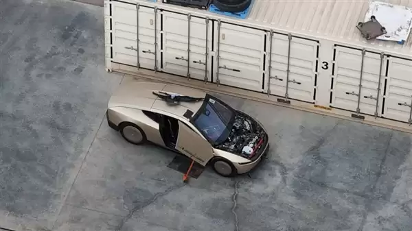 前驱实锤!特斯拉Cybercab机舱曝光:无前备箱 内置超大储液罐