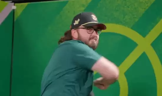 电竞冠军因庆祝动作被判负!玩家抗议:裁判才该开除