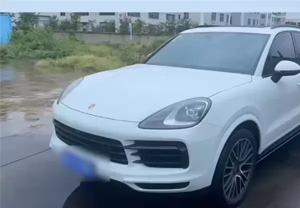 证件在手车却没了!南京百万保时捷在福建被过户 车管所:不负责辨真假