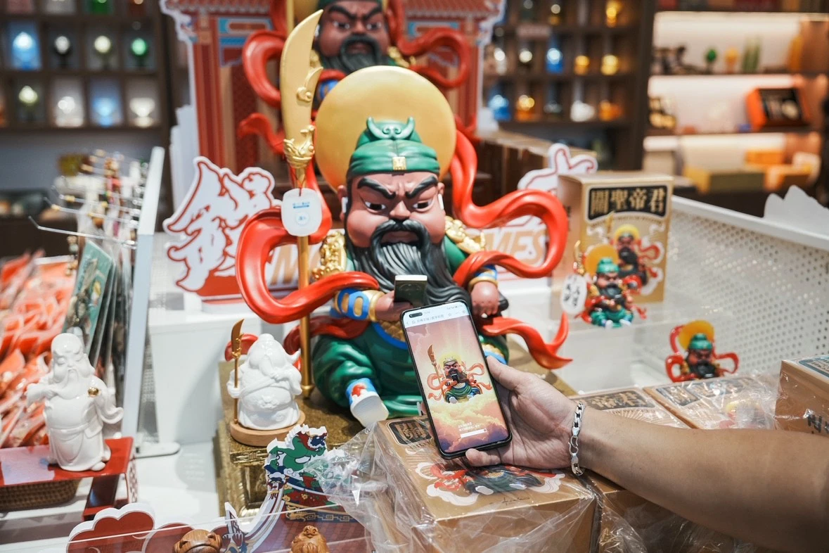 福建泉州联合支付宝推出“赛博电子关公”，手机“碰一下”塑像即可许愿求签