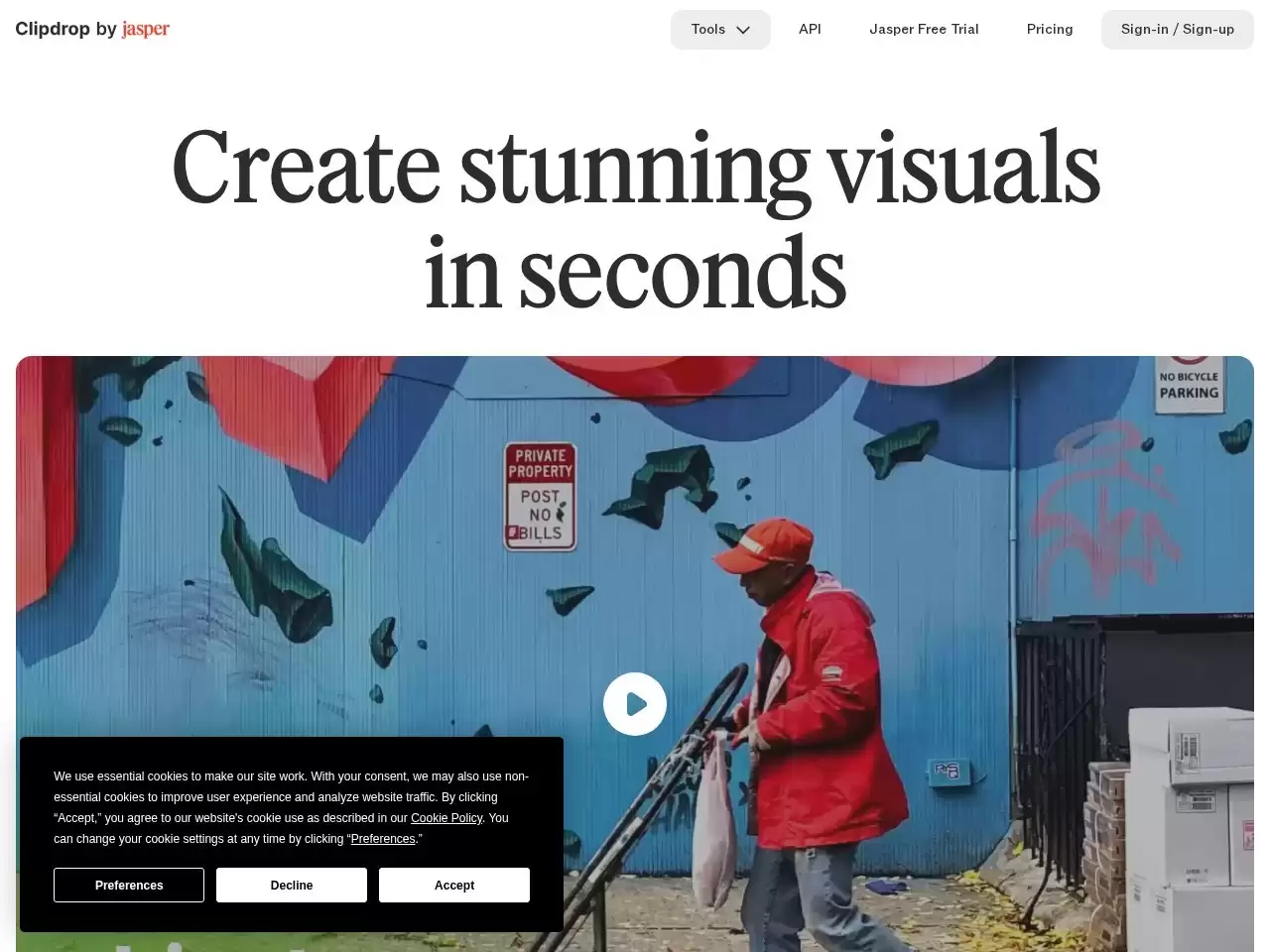 ClipDrop Image Upscaler 官网操作界面示意图，展示了上传图片和放大效果对比的典型流程。