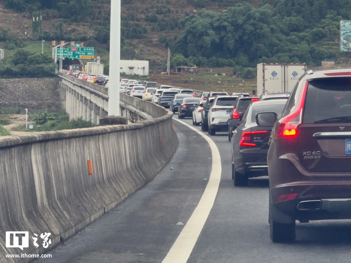 2026 年五一劳动节假期 5 月 1 日至 5 日放假五天,七座及以下小客车出行可享高速免费通行政策