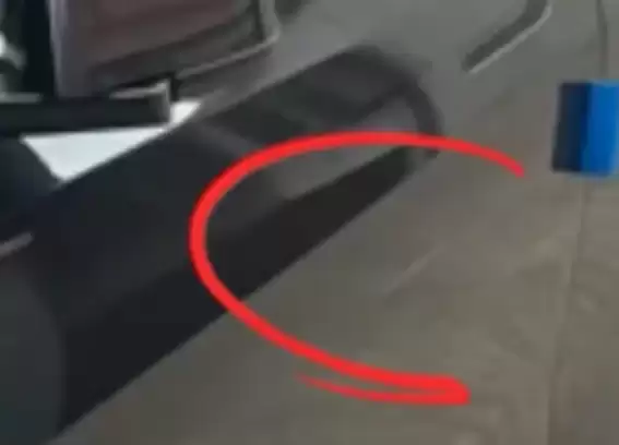 维修费近万元！新买的特斯拉遭老人用钥匙划伤 哨兵模式拍下全过程