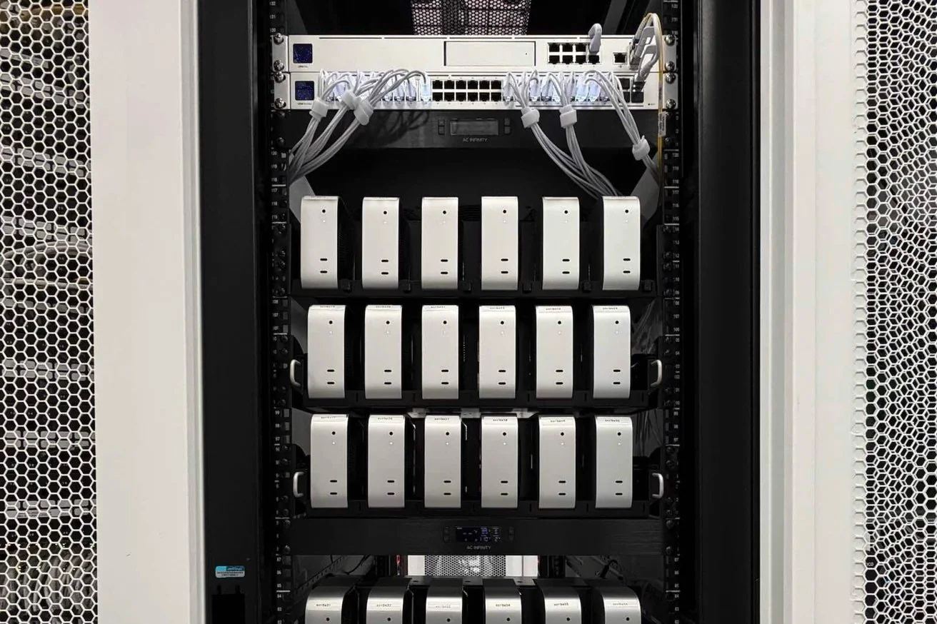 云调用 AI 太贵:开发者自建 48 台 Mac mini 集群,撑起 Overcast 播客转录