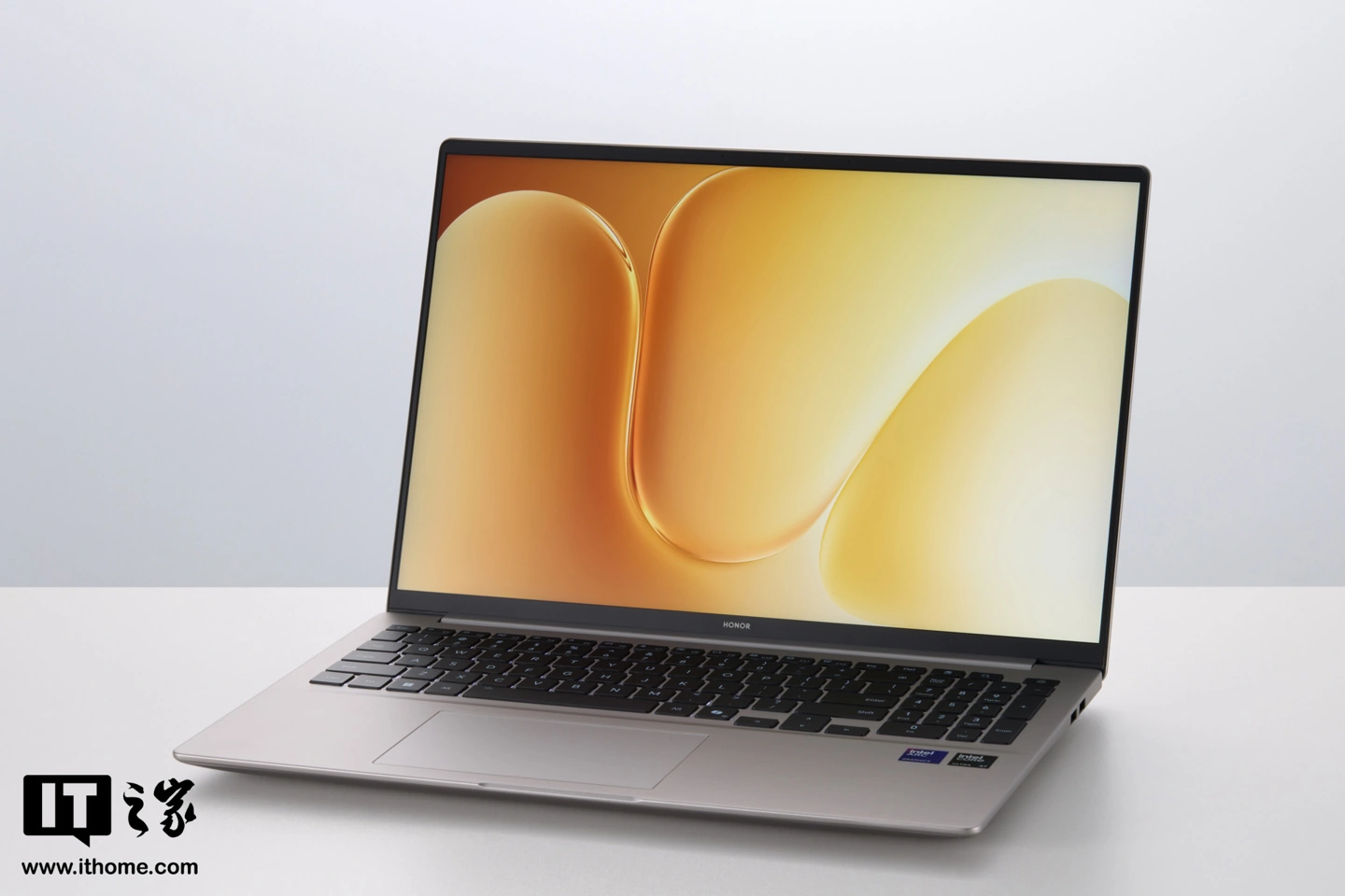 荣耀 MagicBook 16 2026 图赏:内置 92Wh 巨量电池,解锁 15.3 小时长续航体验