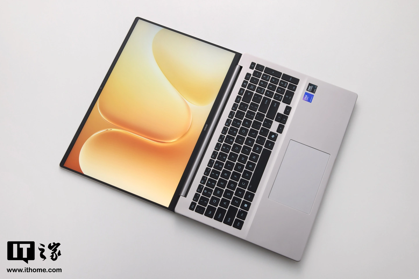 荣耀 MagicBook 16 2026 图赏:内置 92Wh 巨量电池,解锁 15.3 小时长续航体验
