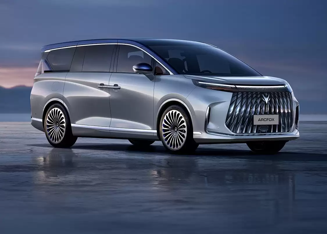 北汽极狐高端产品系列首款 MPV“问道 V9”将于 4 月 22 日开启预售,综合续航达 1330 公里