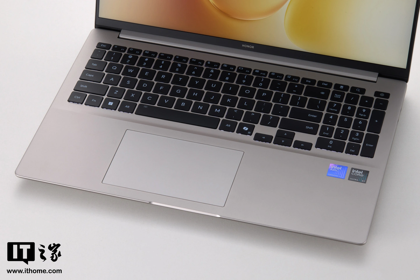 荣耀 MagicBook 16 2026 图赏:内置 92Wh 巨量电池,解锁 15.3 小时长续航体验