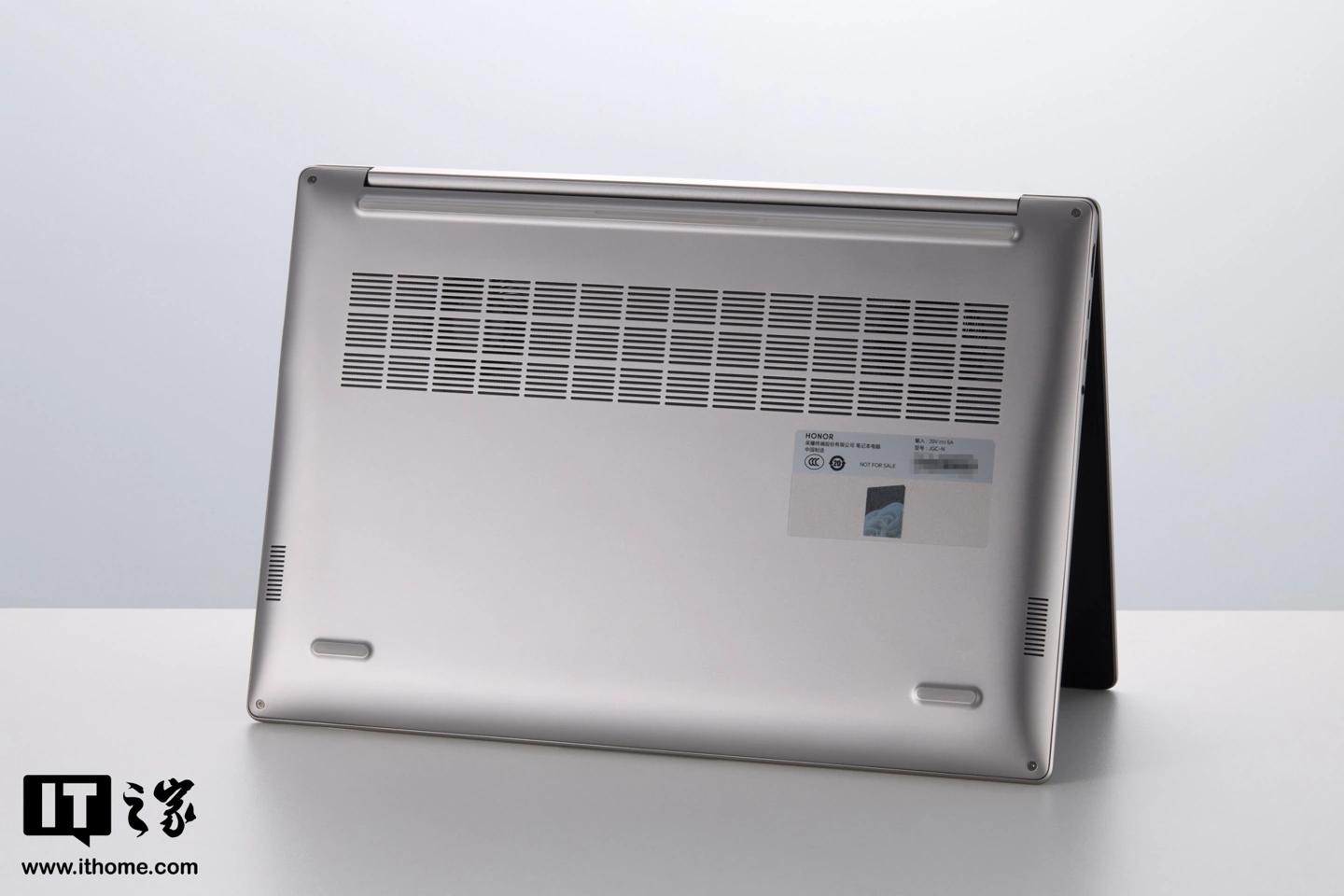 荣耀 MagicBook 16 2026 图赏:内置 92Wh 巨量电池,解锁 15.3 小时长续航体验