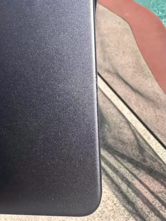 MacBook Pro太硬了!摔下4米再滚25级台阶:仅轻微刮花