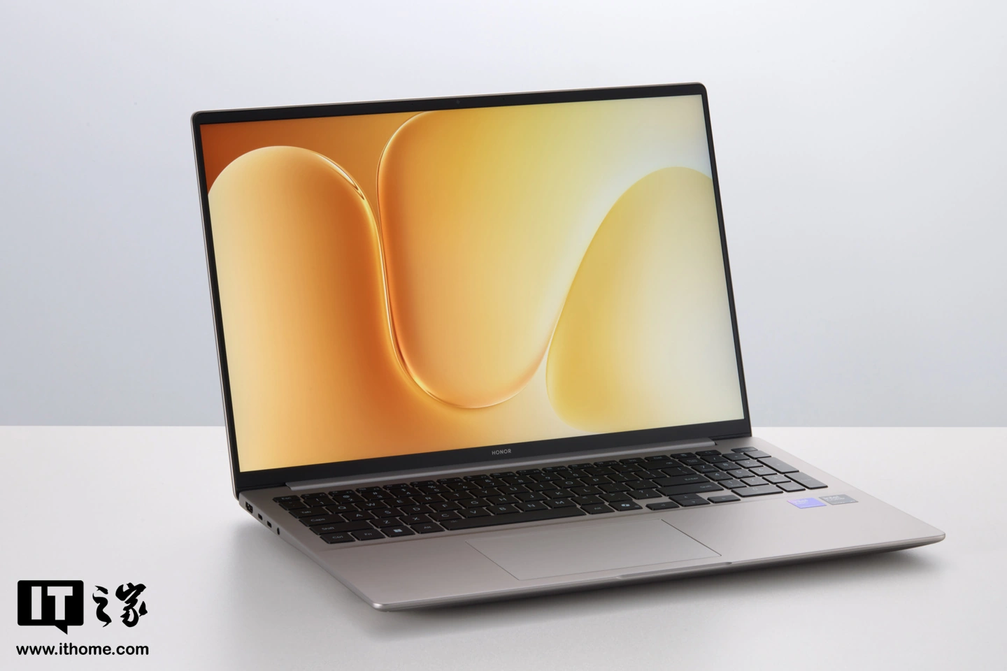 荣耀 MagicBook 16 2026 图赏:内置 92Wh 巨量电池,解锁 15.3 小时长续航体验