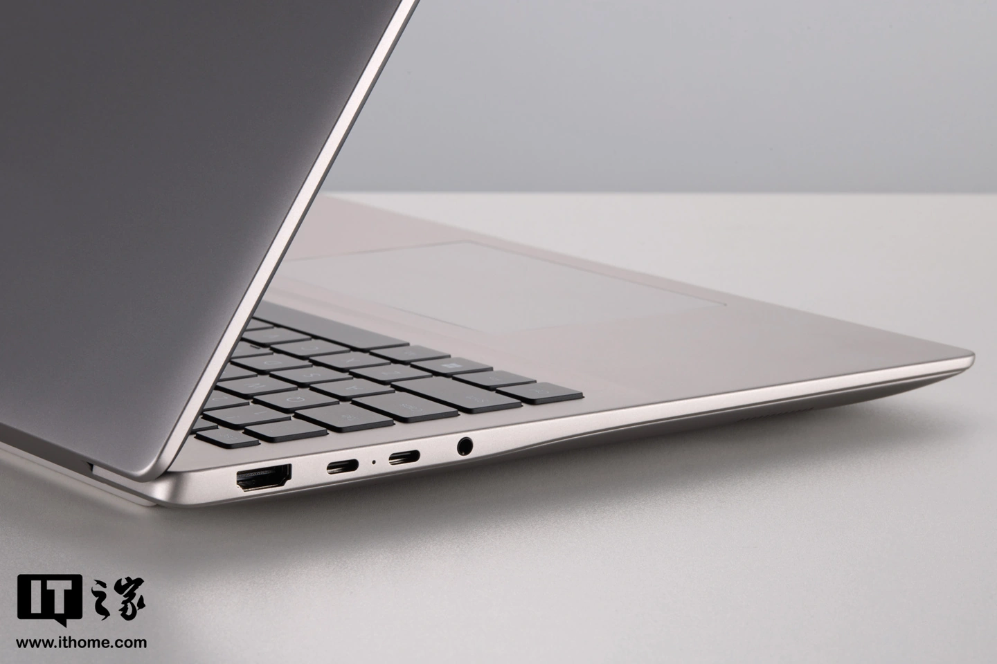 荣耀 MagicBook 16 2026 图赏:内置 92Wh 巨量电池,解锁 15.3 小时长续航体验