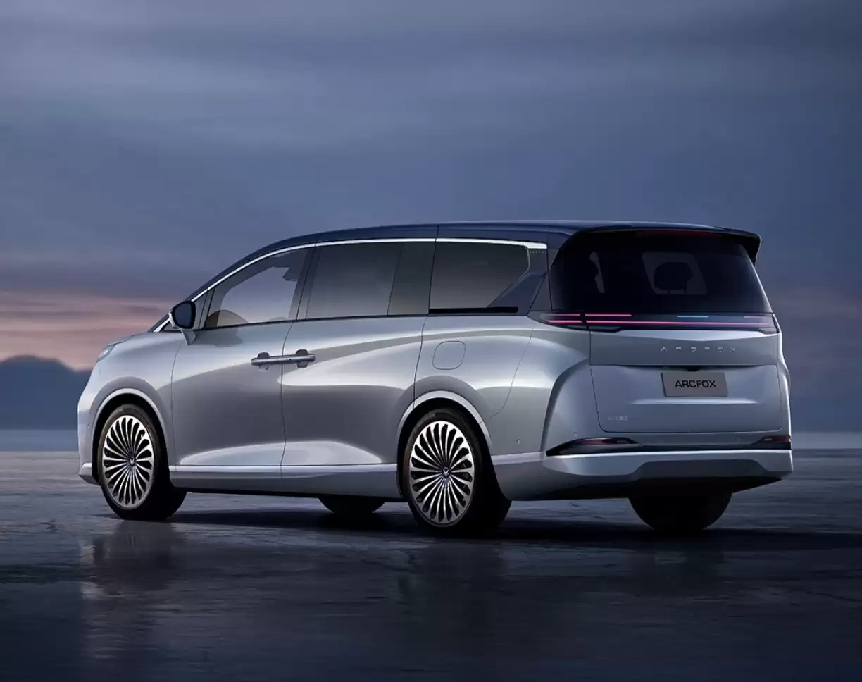 北汽极狐高端产品系列首款 MPV“问道 V9”将于 4 月 22 日开启预售,综合续航达 1330 公里