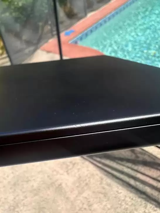 MacBook Pro太硬了!摔下4米再滚25级台阶:仅轻微刮花