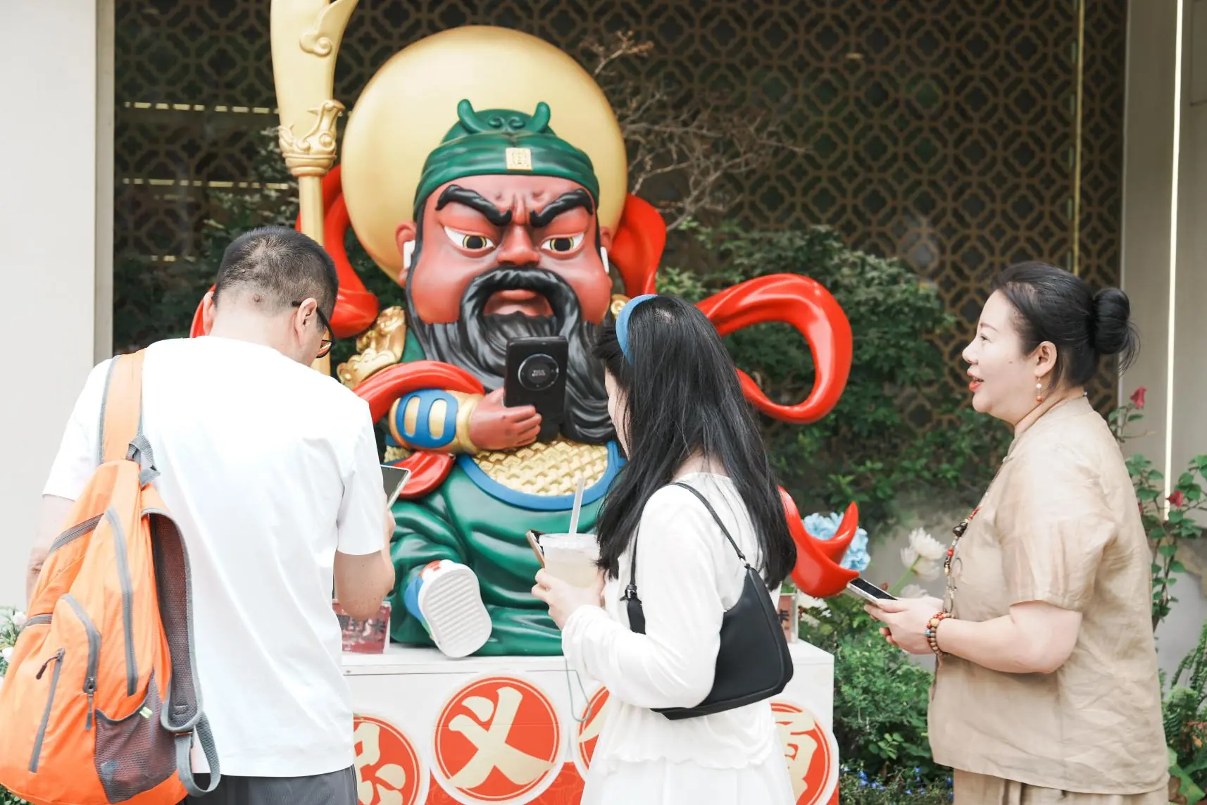 福建泉州联合支付宝推出“赛博电子关公”，手机“碰一下”塑像即可许愿求签