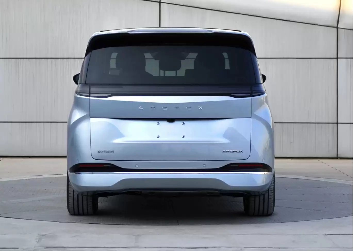 北汽极狐高端产品系列首款 MPV“问道 V9”将于 4 月 22 日开启预售,综合续航达 1330 公里