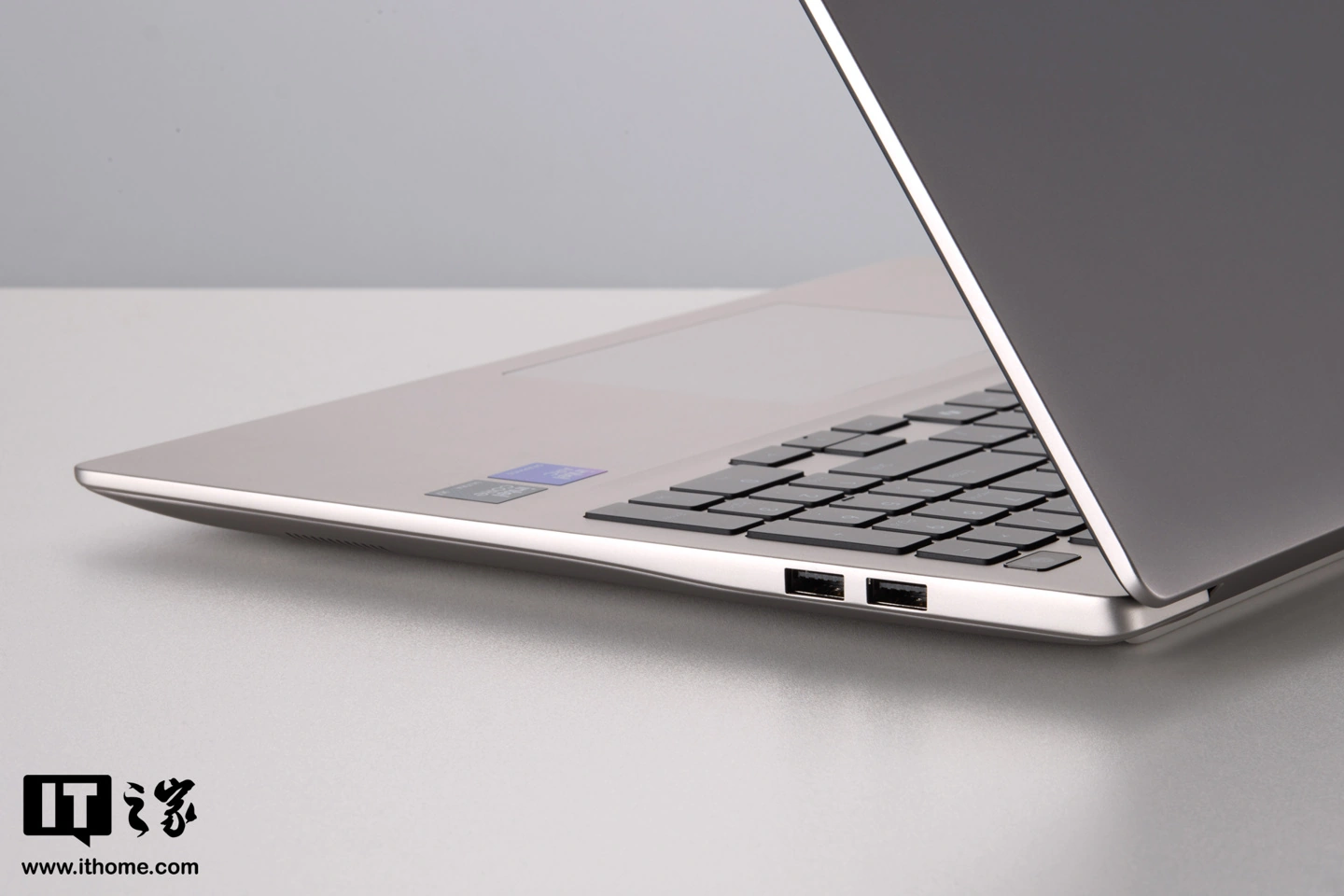 荣耀 MagicBook 16 2026 图赏:内置 92Wh 巨量电池,解锁 15.3 小时长续航体验