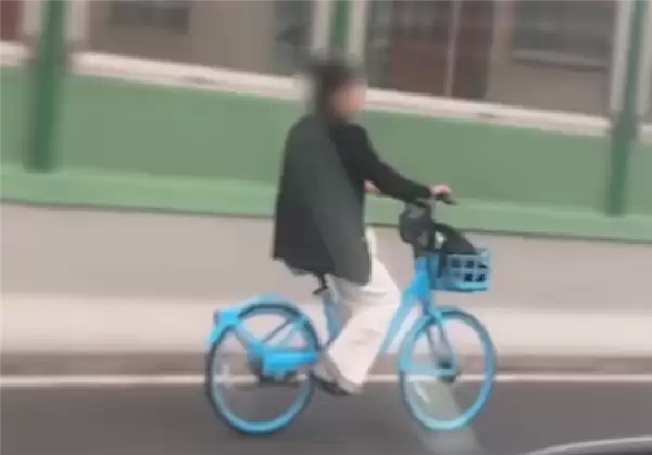 淡定姐火了！骑共享单车上高架：车流中慢悠悠穿行被交警紧急拦停