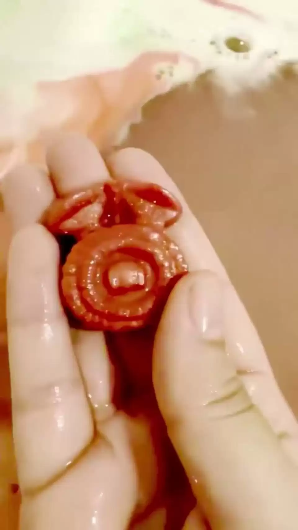 耀西联名泡澡球走红网络 粉丝直言看着像血水很恶心