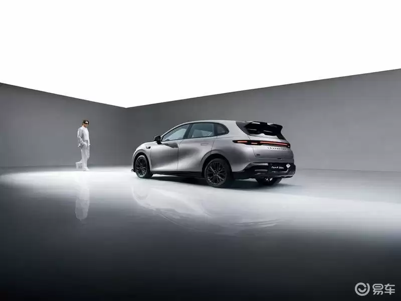 零跑Lafa5 Ultra正式亮相，专属运动套件，将于4月上市