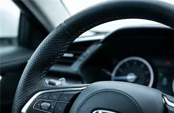 男子酒后骑摩托车撞上违停货车身亡 家属索赔120万 法院判了