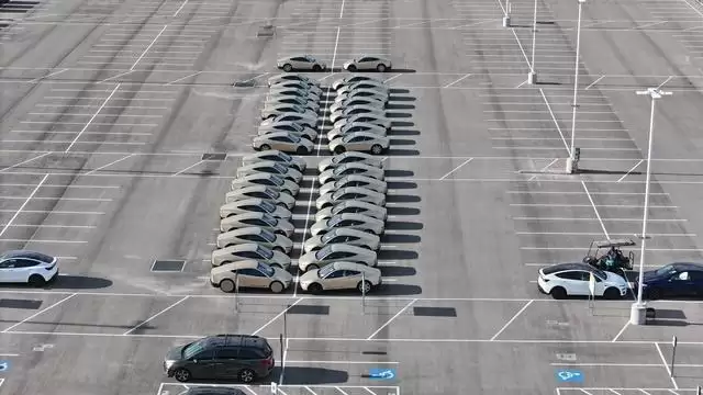 曝特斯拉Cybercab量产启动：60台实车现身得州工厂，配备方向盘