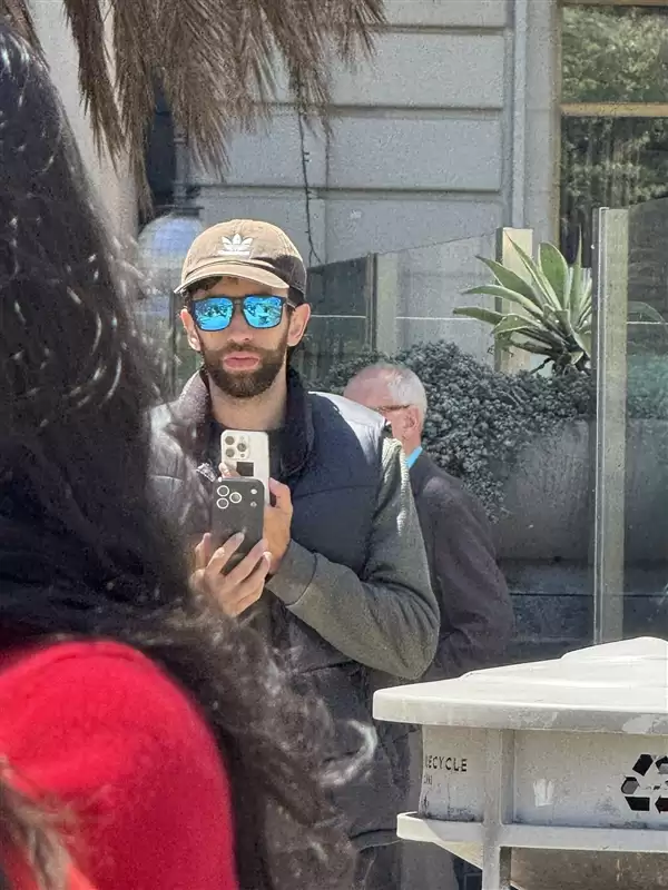 iPhone 17 Pro真机现身街头：外观大曝光