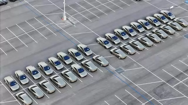 曝特斯拉Cybercab量产启动：60台实车现身得州工厂，配备方向盘