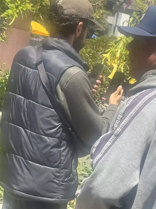 iPhone 17 Pro真机现身街头：外观大曝光