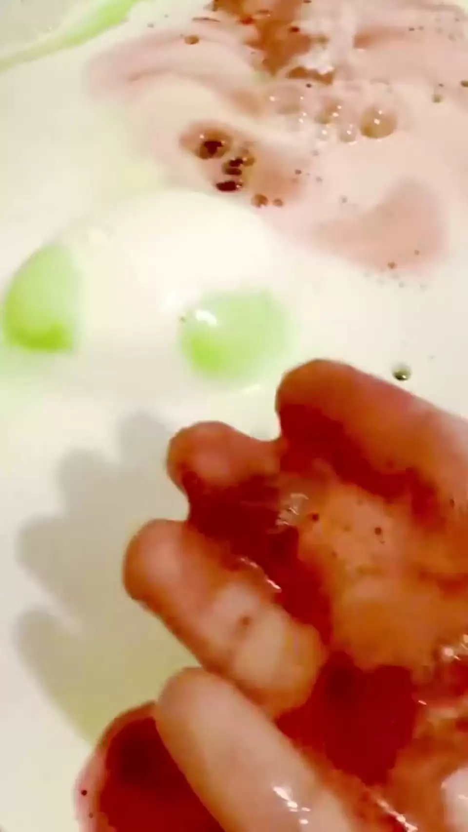 耀西联名泡澡球走红网络 粉丝直言看着像血水很恶心