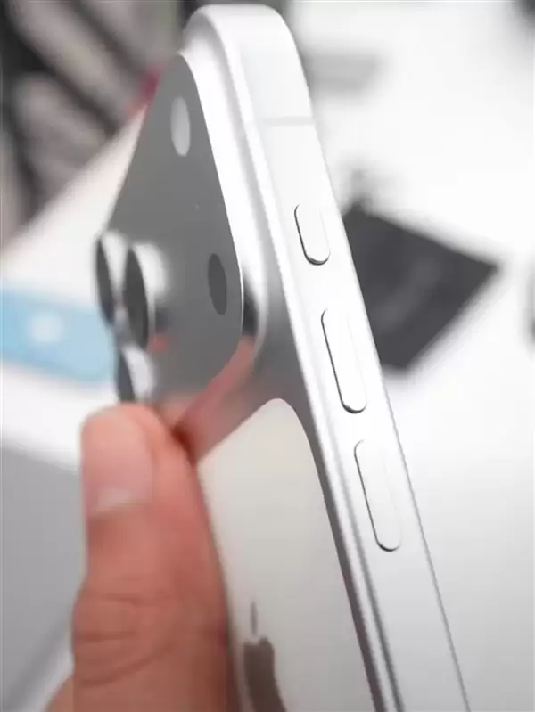 iPhone 17 Air独占钛合金:更贵的Pro版无缘