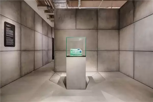 欧洲最大苹果博物馆开业：数千藏品被展出 还原乔布斯创业车库
