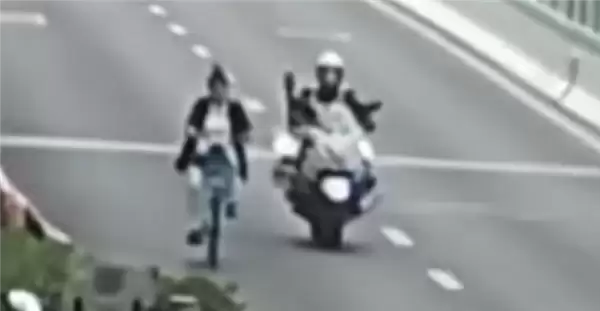 淡定姐火了！骑共享单车上高架：车流中慢悠悠穿行被交警紧急拦停
