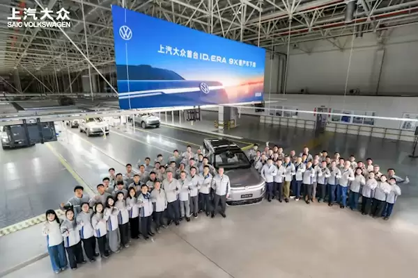 上汽大众ID. ERA 9X量产下线:行业首发木纹魔术屏 比国产新势力还科幻