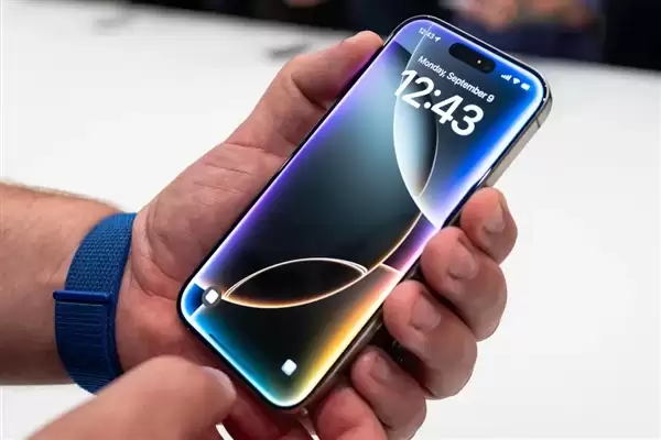 iPhone 17系列机模上手:Air版厚度接近USB-C口