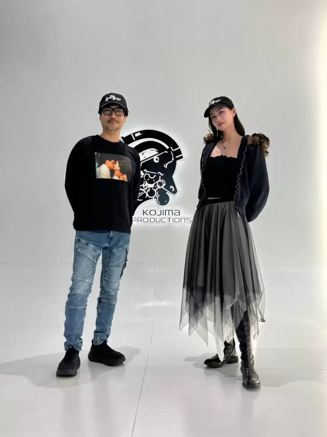 小岛秀夫与大美女劳伦蔡合影 亲密比心羡煞旁人